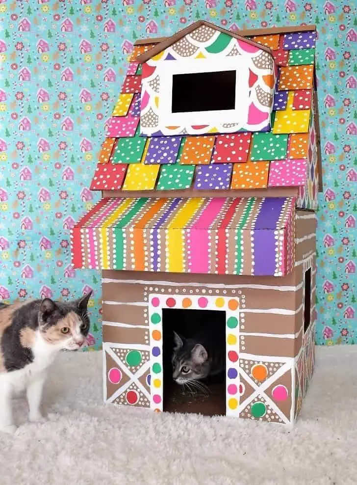 Gingerbread house from cardboard for a cat