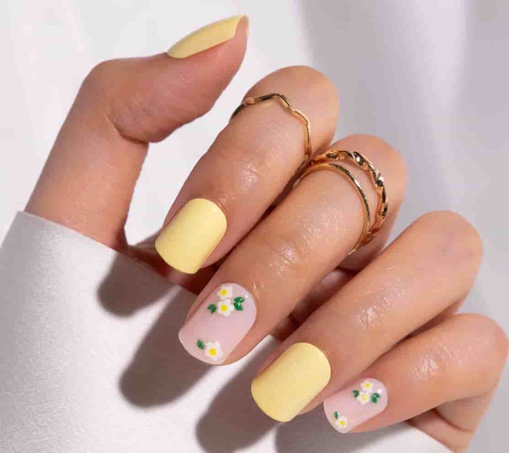 yellow with white daisy short square nail